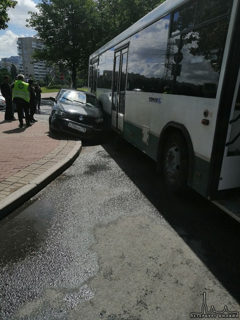 В 12:30 Volkswagen Поло поворачивал с Маршала Блюхера на Пискаревский проспект вместе с автобусом.