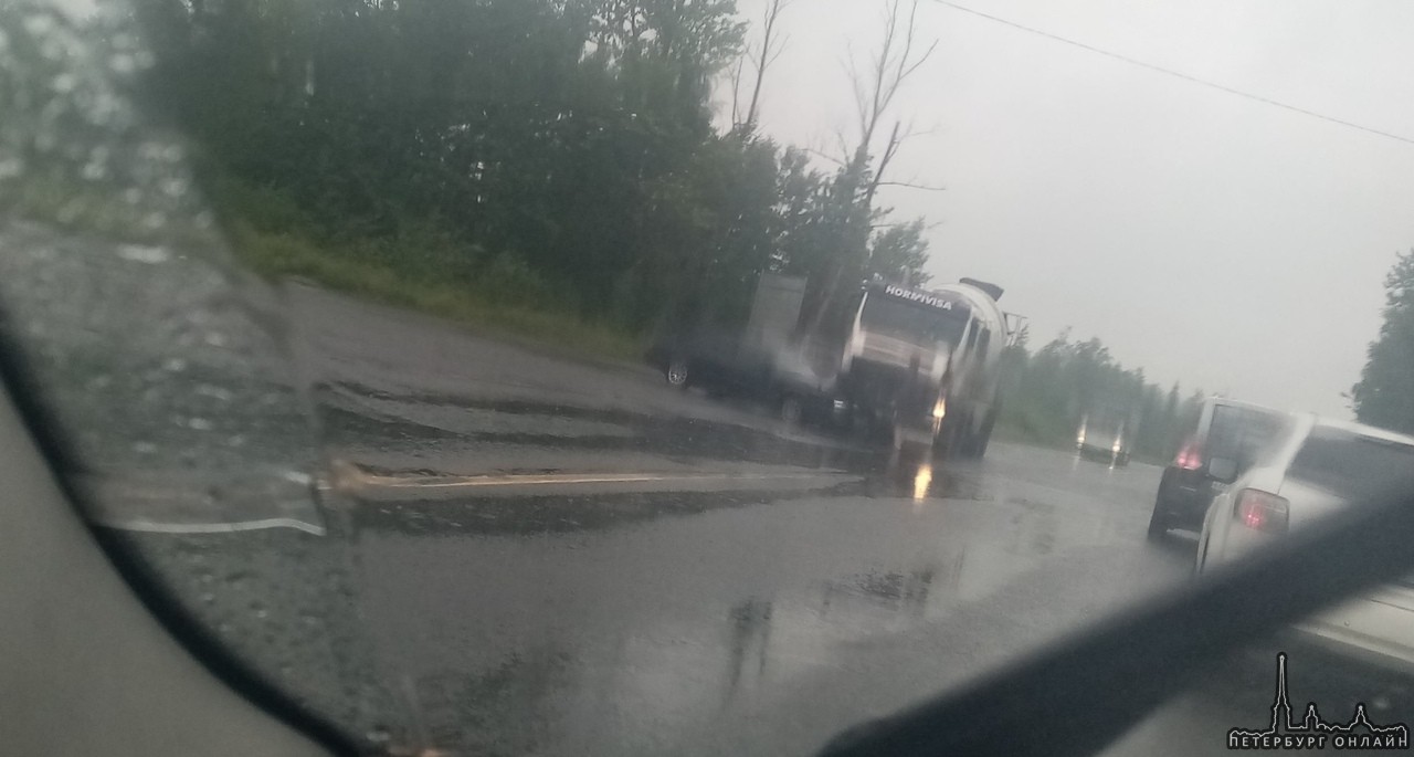 Авария в Колпинском районе, на перекрёстке Петрозаводского и Лагерного шоссе. Там часто бьются из-за...