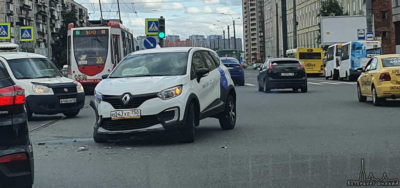 Яндекс Драйв поспешил с левым поворотом на перекрёстке Гражданского и Просвещения и был за это бит