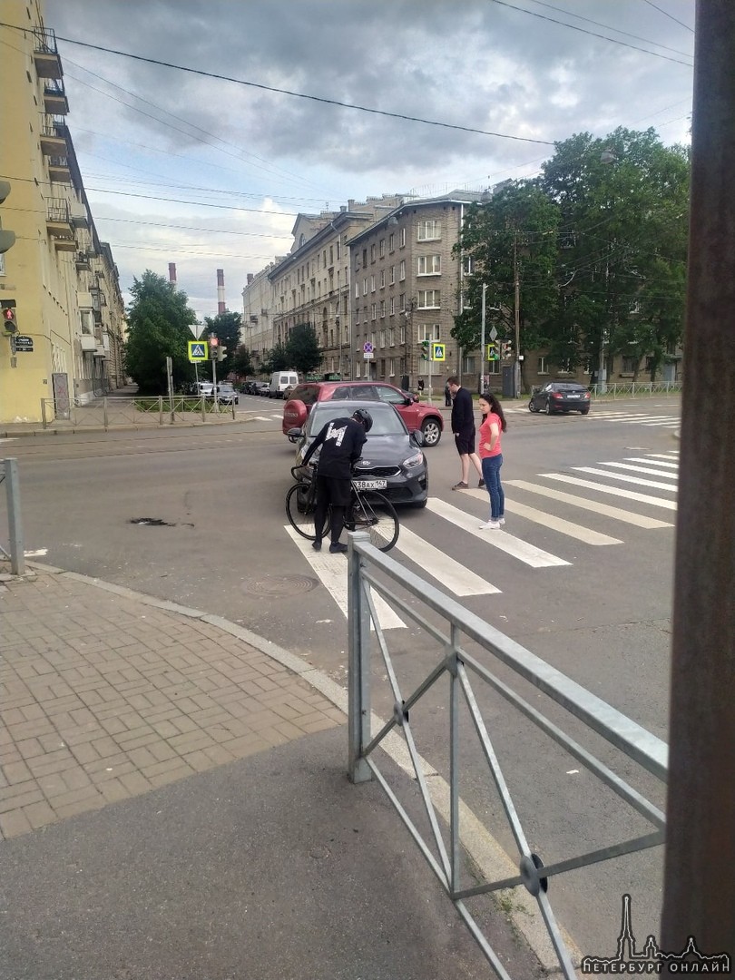 Сбили велосипедиста на пересечении Шевченко и Среднего пр. В.О. Все целы.