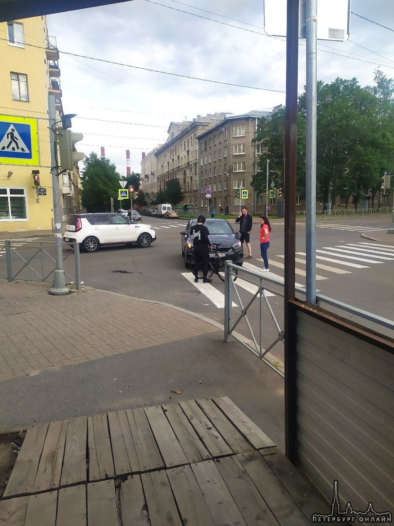 Сбили велосипедиста на пересечении Шевченко и Среднего пр. В.О. Все целы.