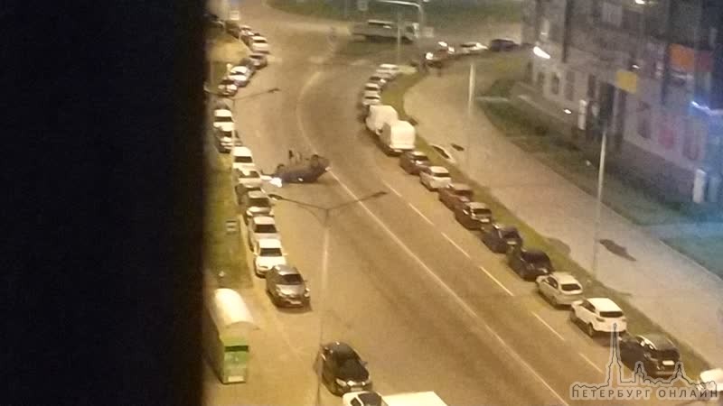 В городе Кудрово, на Европейском проспекте в 01.55 проснулся от грохота, 4 парня на машине переверн...