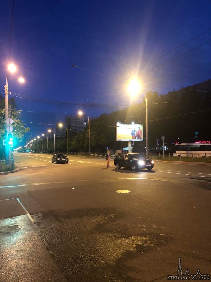 Киа ударила сзади Гранту на проспекте Ветеранов, перед танкиста Хрустицкого