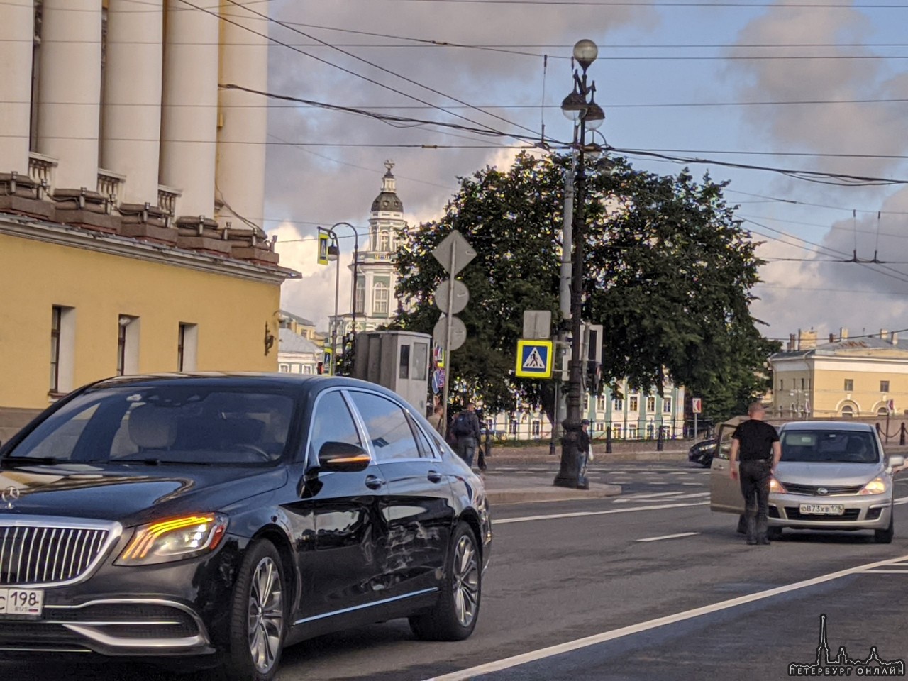 В Дворцовом проезде Nissan поцарапал левый борт Mercedes-Benz S 560 Maybach