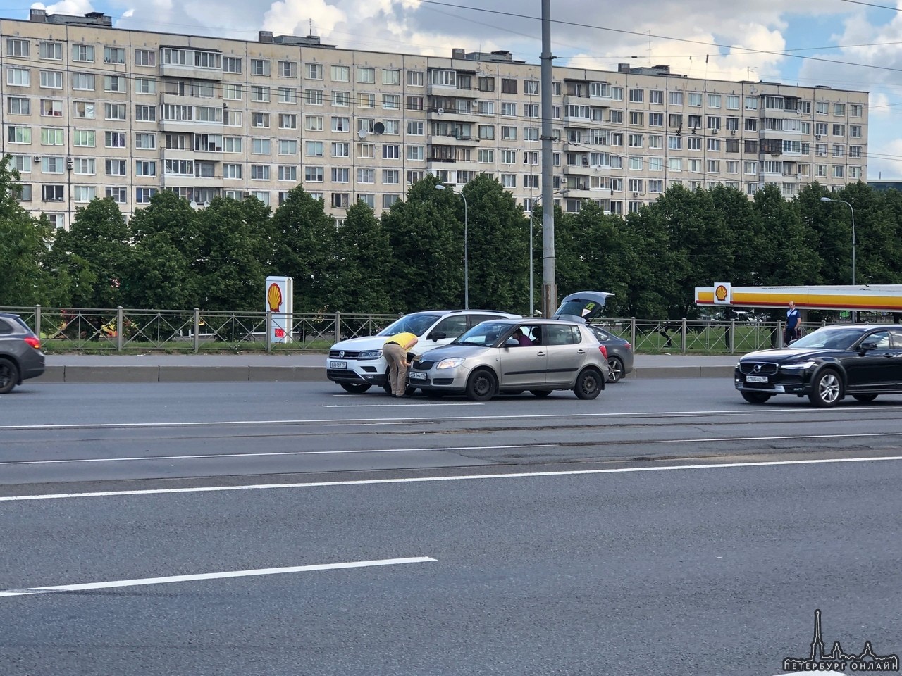 Volkswagen прижался к Шкоде на Володарском мосту в сторону Ивановской
