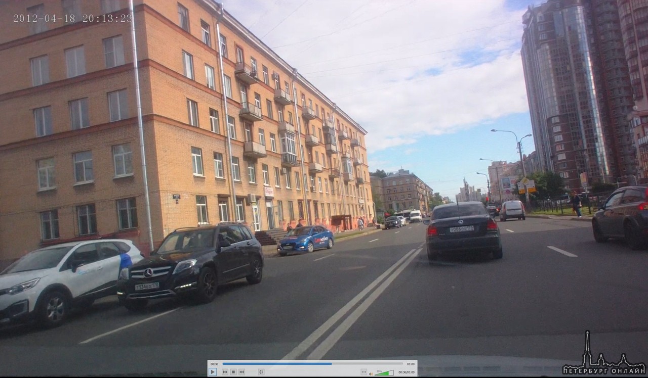 В 17:55 13 июля на Варшавской, перед поворотом на Ленинский проспект Mercedes т134ех178 обтесал весь...