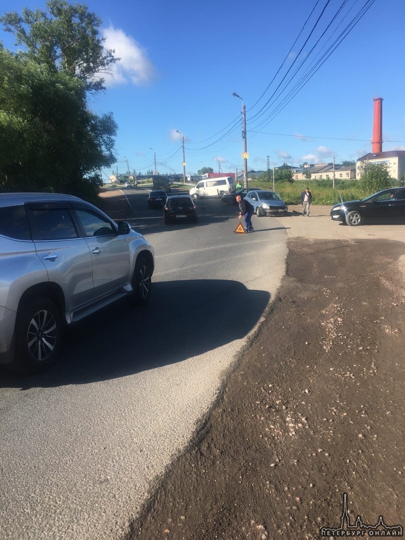 ДТП у стройудачи на полосе в сторону Красного Села по Пушкинскому шоссе.