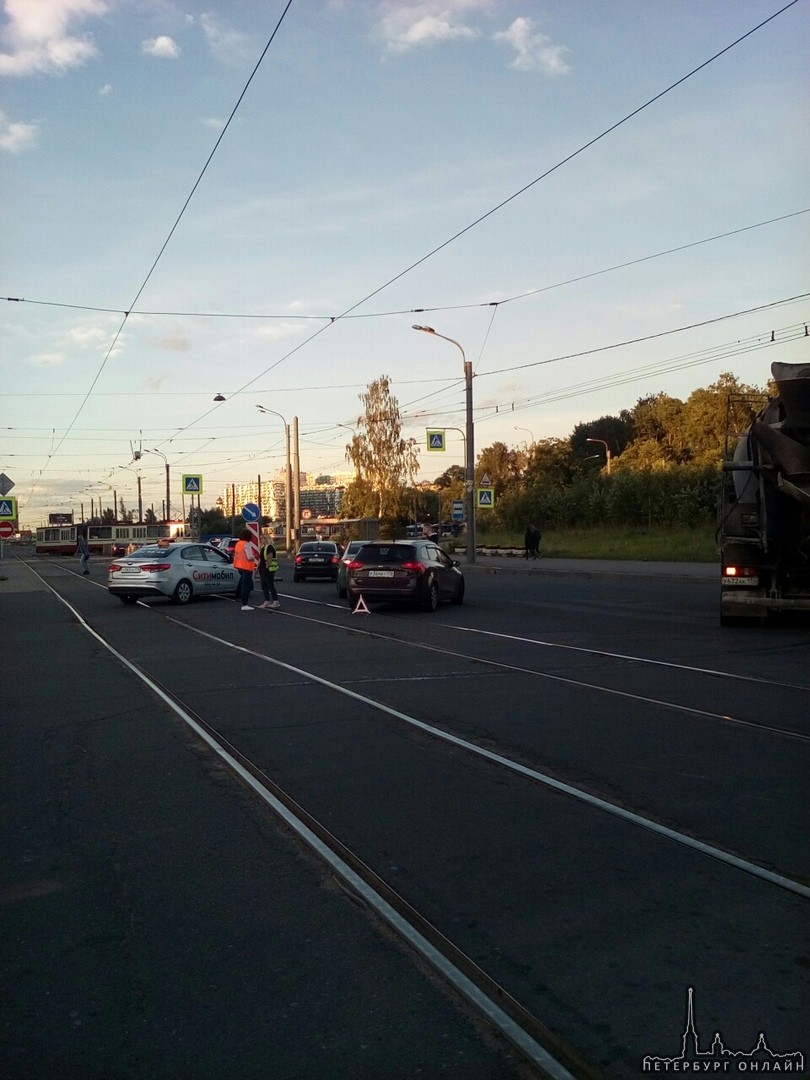 На трамвайных путях столкнулись две киа. На перекрёстке Товарищеского и Дыбенко. Трамваи встали. Слу...