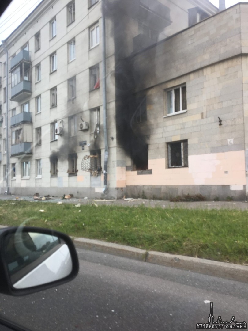 10 минут назад в доме на Краснопутиловской 108 прогремел взрыв. Очевидно, взорвался газ в школе кул...
