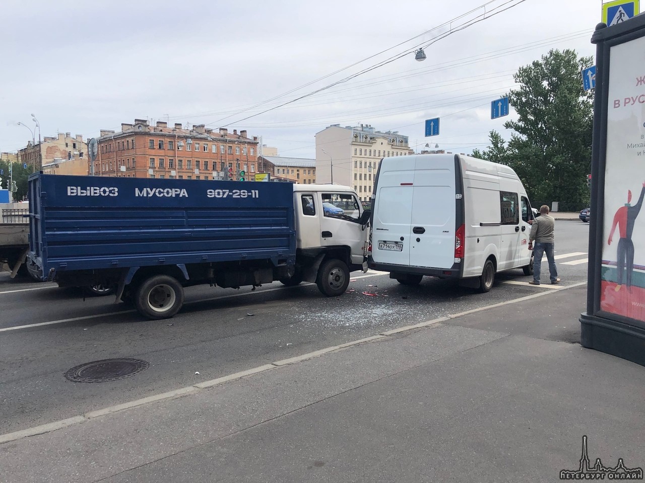Грузовичок ударил микроавтобус на Обводном, перед Тамбовской улицей