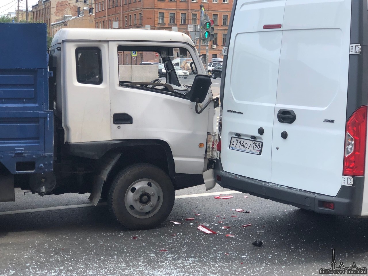 Грузовичок ударил микроавтобус на Обводном, перед Тамбовской улицей