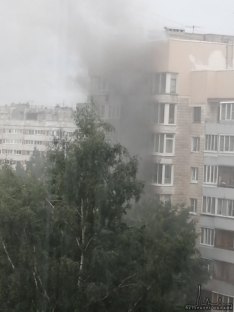 На Нахимова в доме 3к1 горит квартира на 4 этаже. Пожарные приехали быстро
