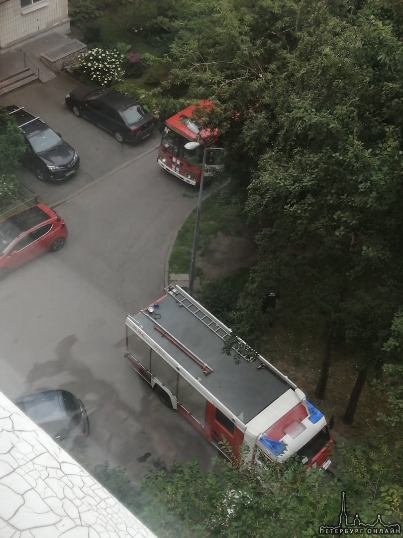 На Нахимова в доме 3к1 горит квартира на 4 этаже. Пожарные приехали быстро
