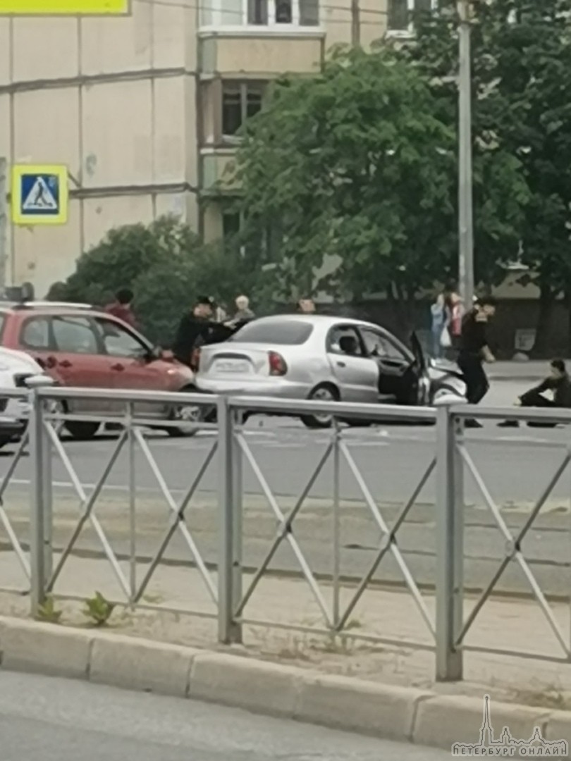 Одного из участников ДТП на перекрёстке Купчинской и Дунайского очевидцам пришлось под руки отвод...
