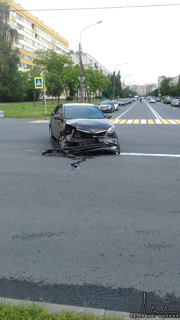 Мотоциклист и Киа столкнулись на пересечении дублера Петергофского шоссе и Кузнецова.