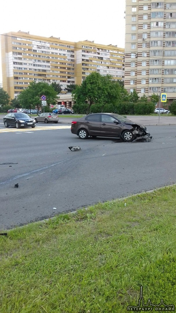 Мотоциклист и Киа столкнулись на пересечении дублера Петергофского шоссе и Кузнецова.