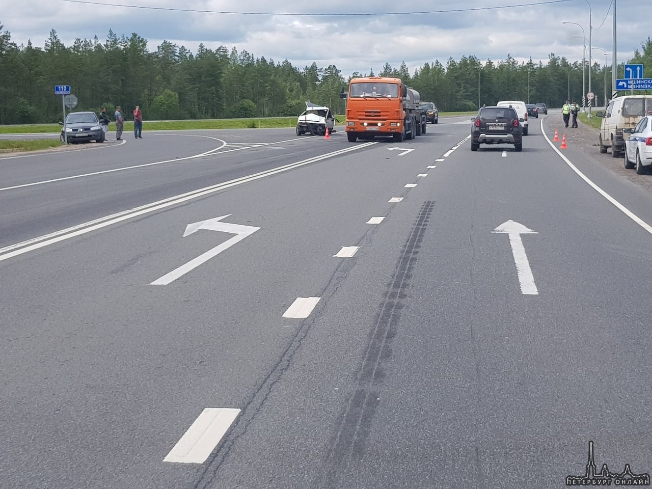 На автодороге Р-23 «Псков» рядом с поселком Мшинская, произошло серьезное ДТП с пострадавшими.
