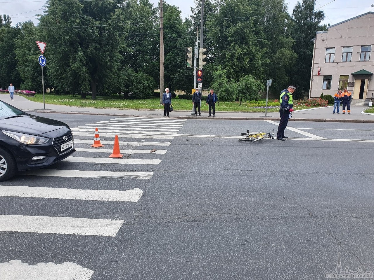 При выезде с площади Бехтерева на улицу Седова грузовик сбил 70- летнюю бабушку на велосипеде, та ок...
