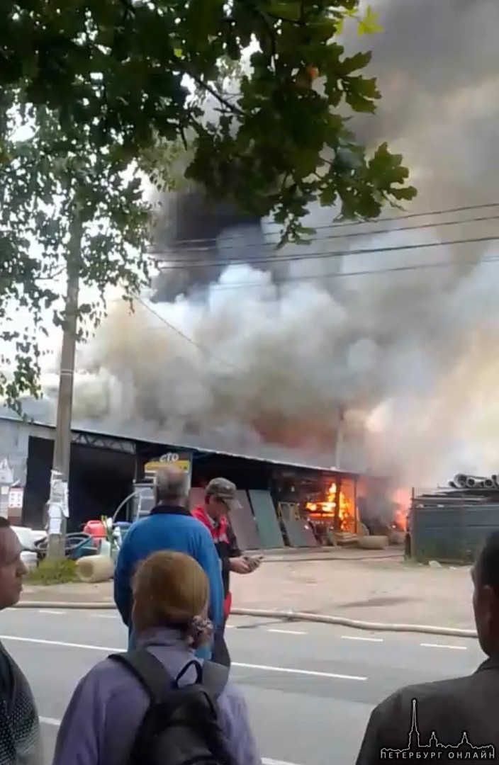 Магазин стройтоваров загорелся на Советском проспекте в Саблино.