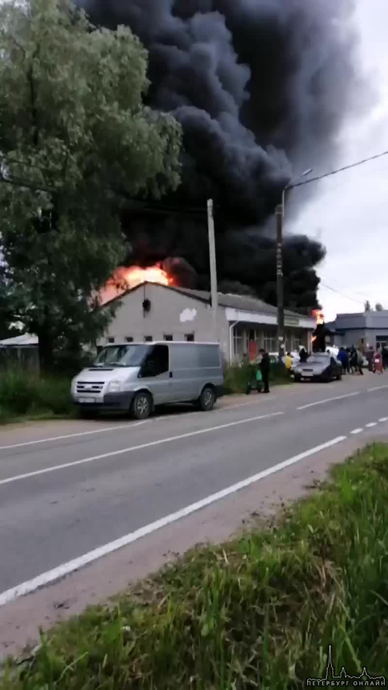 Магазин стройтоваров загорелся на Советском проспекте в Саблино.