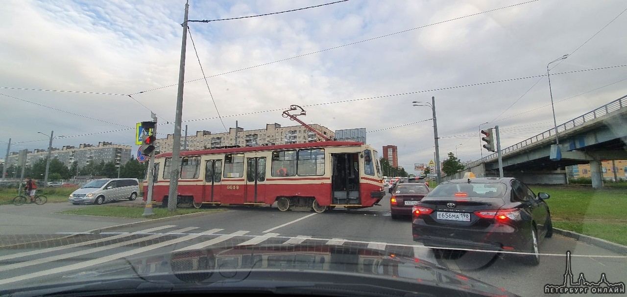 На выезде с Энгельса на Суздальский справа от моста трамвай не смог увернуться от гонщика на Акценте...