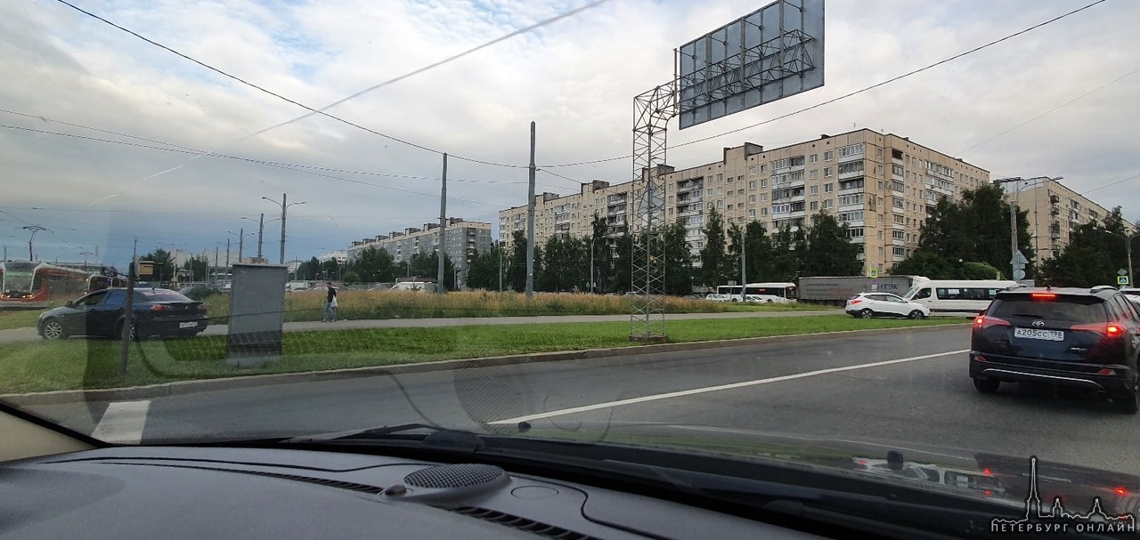 На выезде с Энгельса на Суздальский справа от моста трамвай не смог увернуться от гонщика на Акценте...