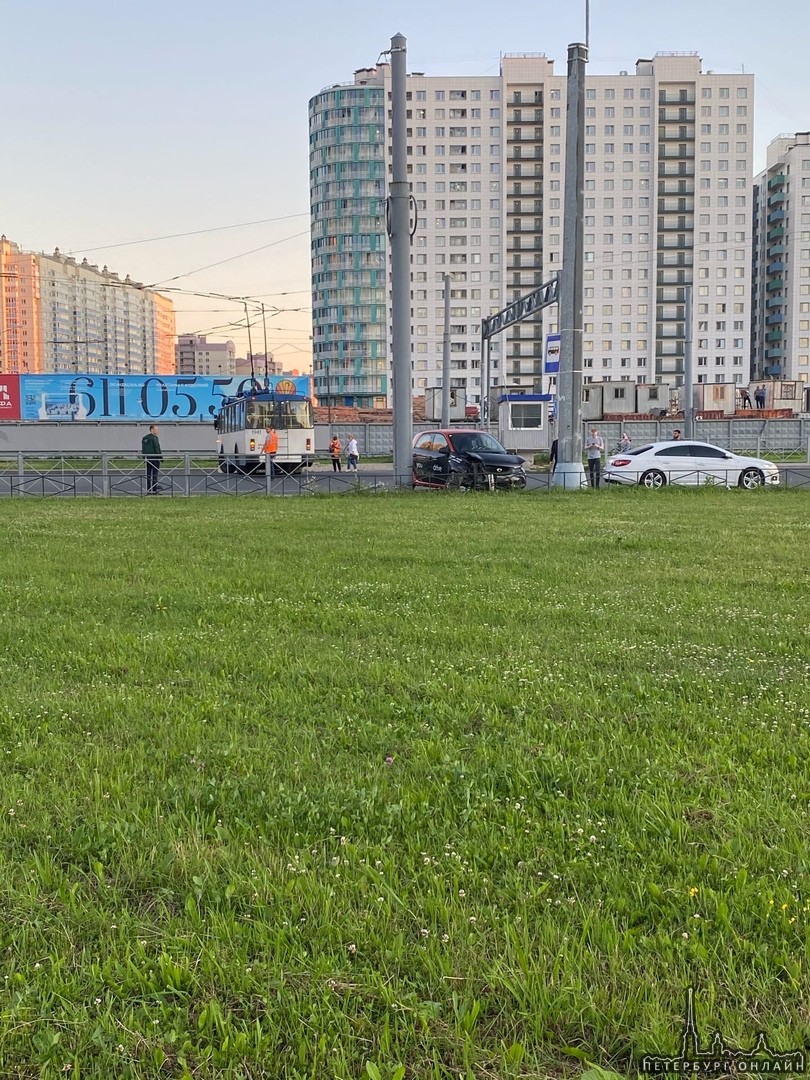 На перекрёстке Ленинского проспекта и проспекта Героев водитель каршеринга задел троллейбус и влетел...