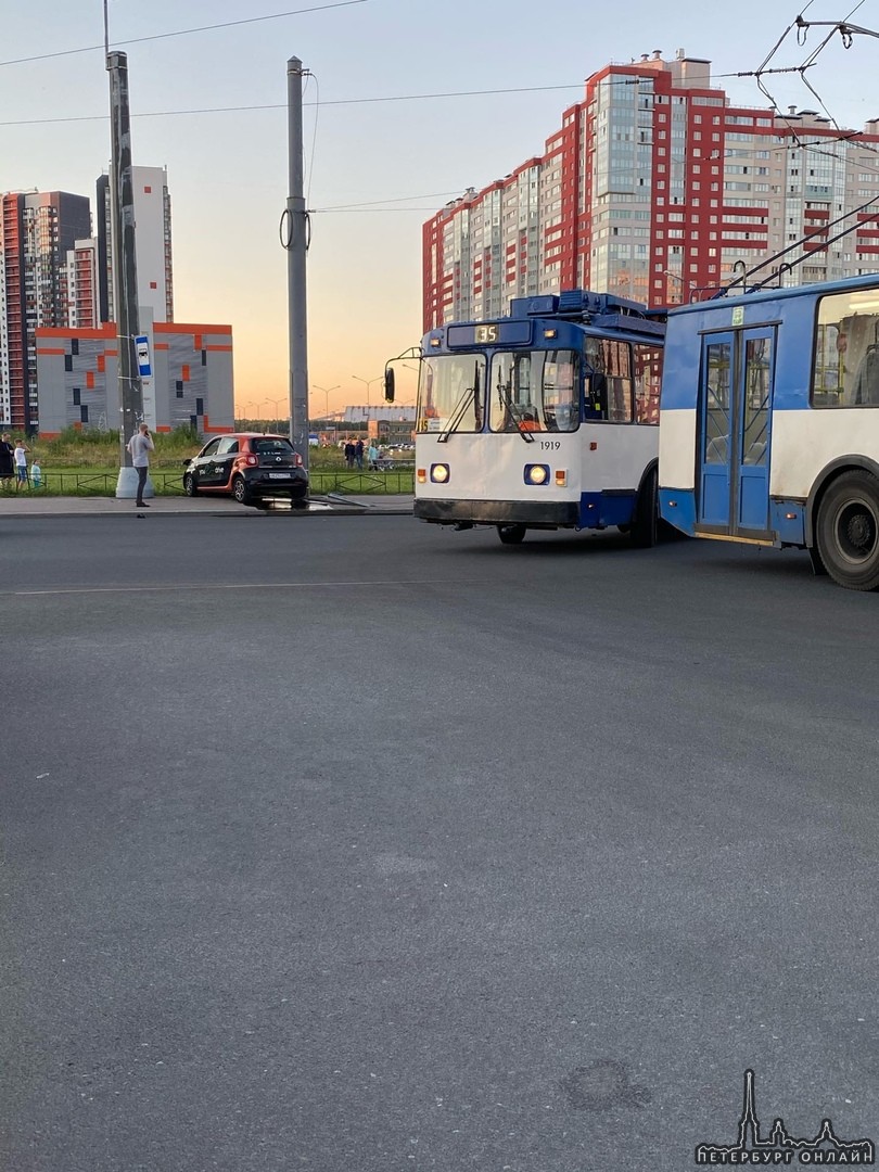 На перекрёстке Ленинского проспекта и проспекта Героев водитель каршеринга задел троллейбус и влетел...