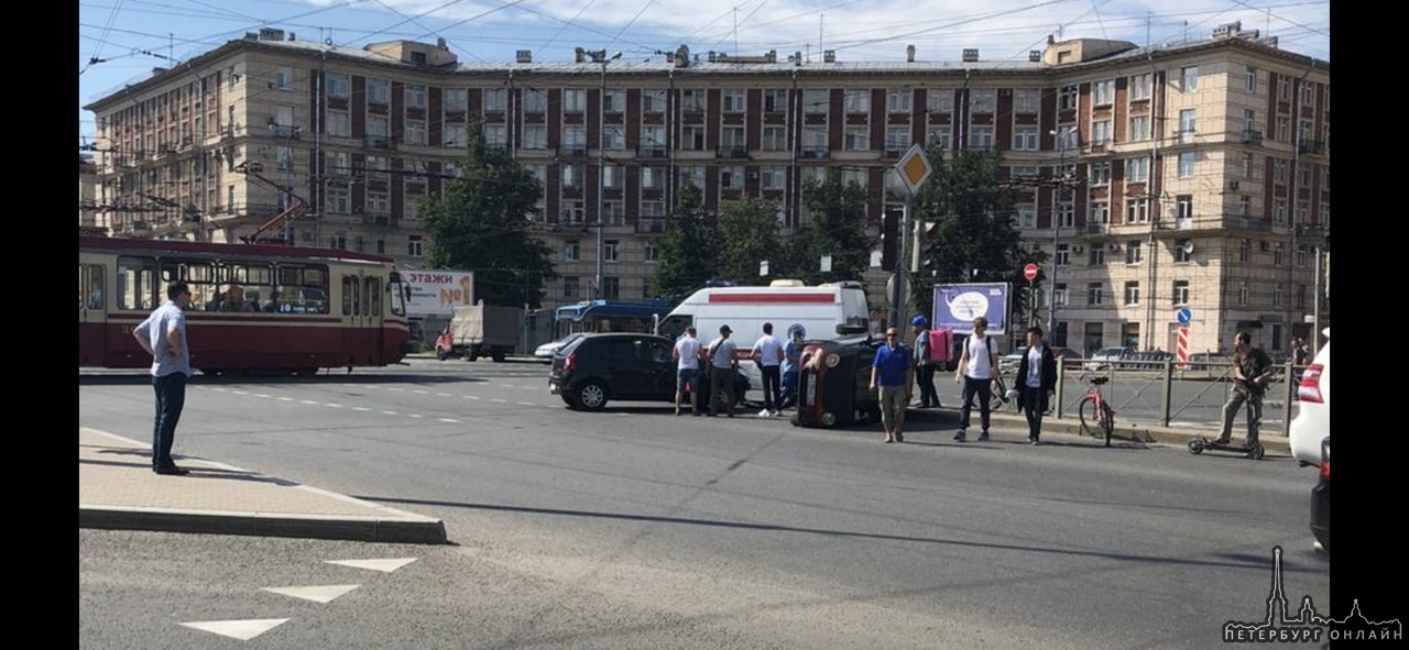 На Заневской площади в 14:50 Renault подбил Матиза. Все живы. Машину поставили на ноги