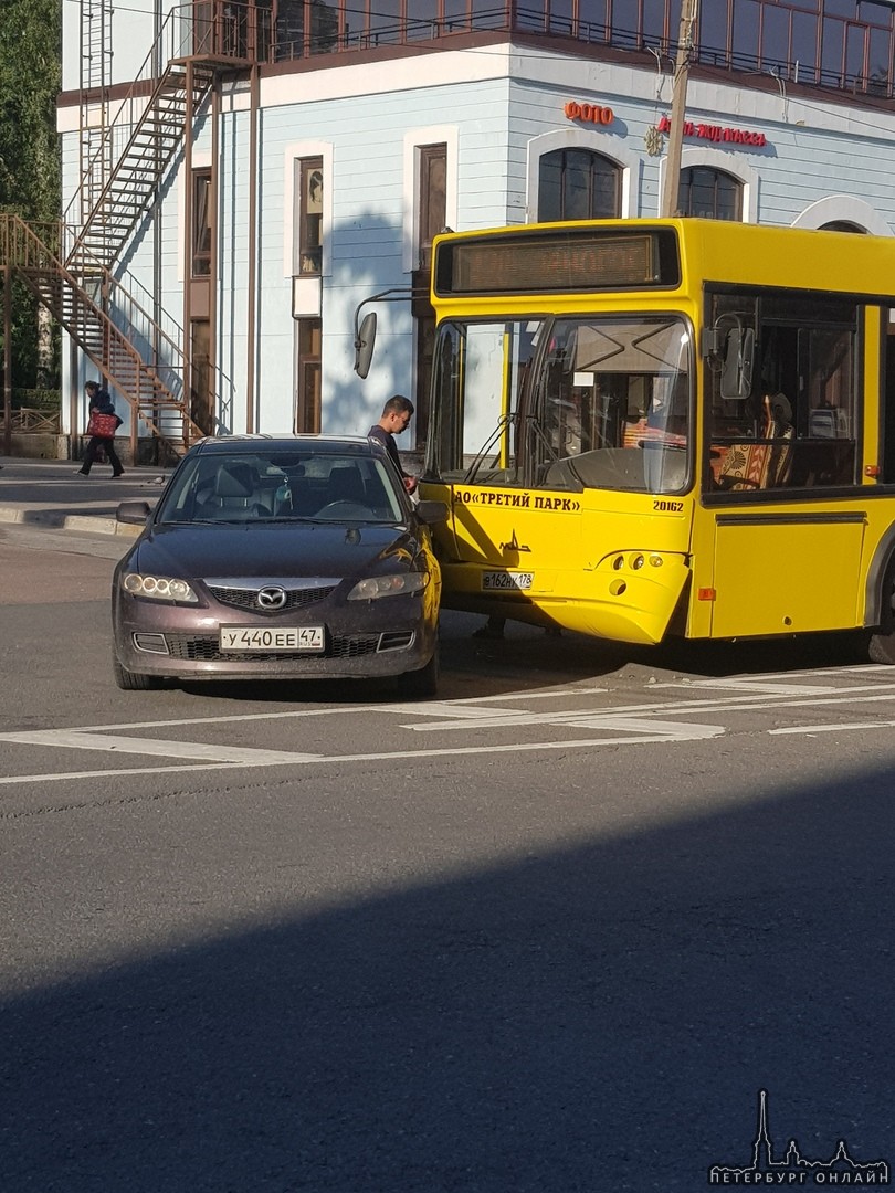 В Зеленогорске Mazda 6 попала под автобус 420Б