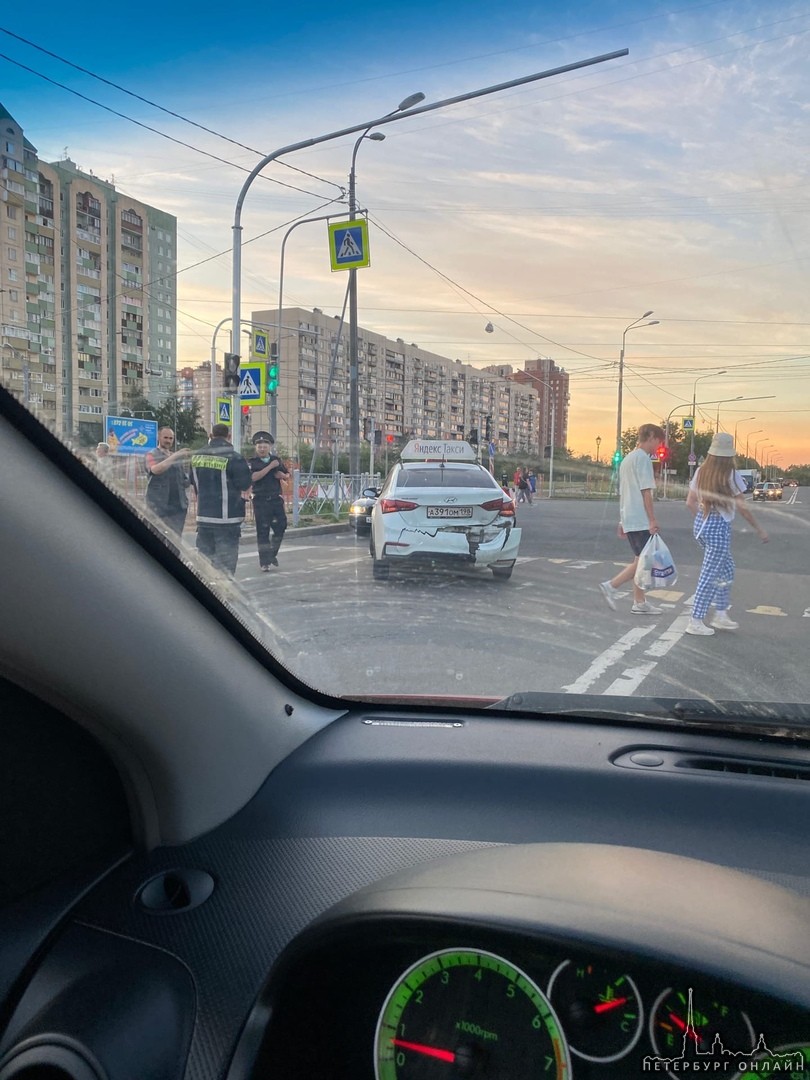 В Рыбацком на перекрёстке Шлиссельбурского и Прибрежной Renault Logan ударил Яндекс такси и уехал с мес...