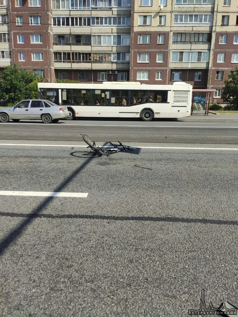 Напротив дома Шлиссельбургский пр.13, Mercedes сбил велосипедиста ( на вид 20-ти лет) в зоне пешех...