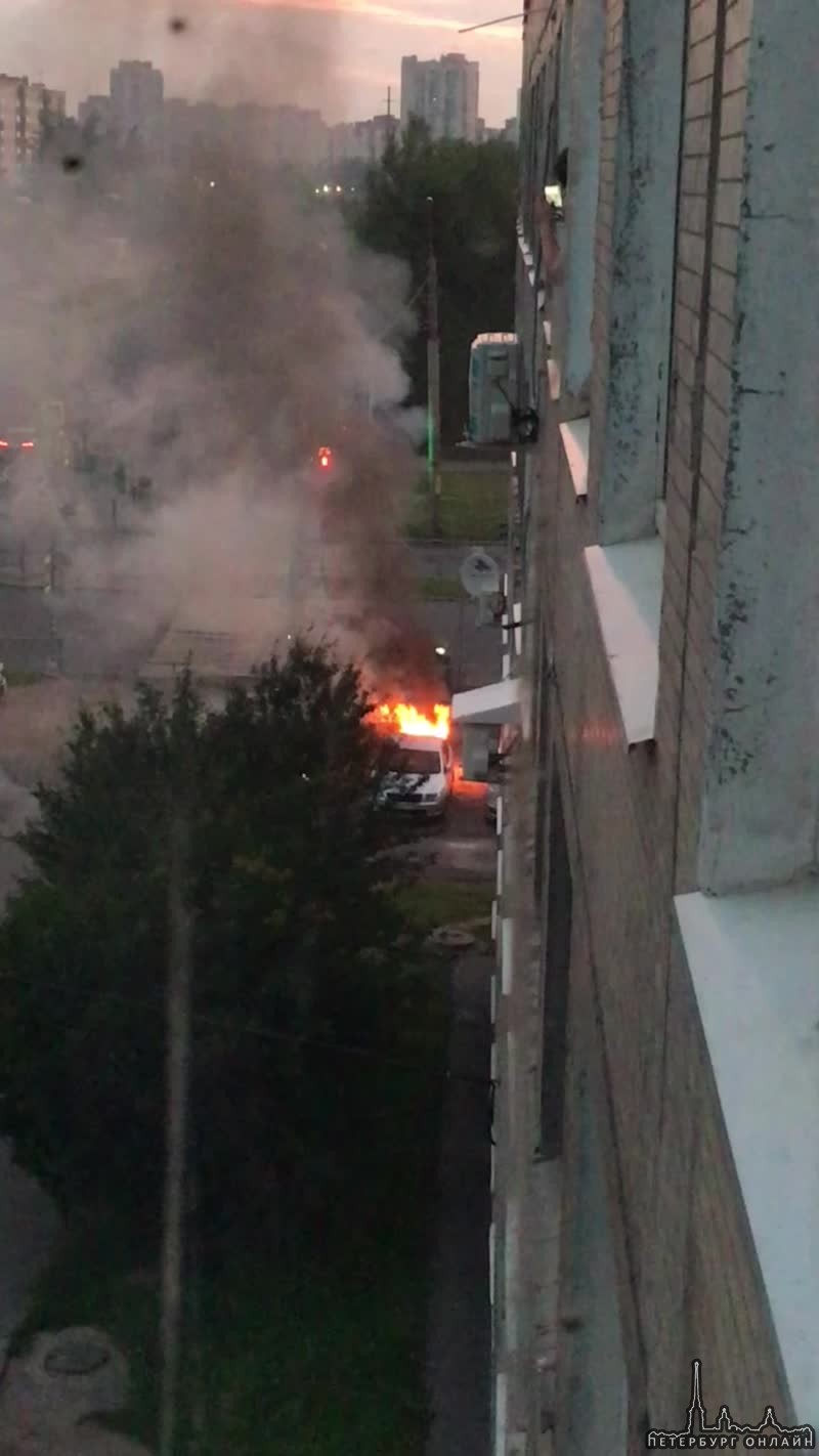 На Проспекте Солидарности в 3:30 загорелся Ford и огонь перекинулся на багажник Шкоды