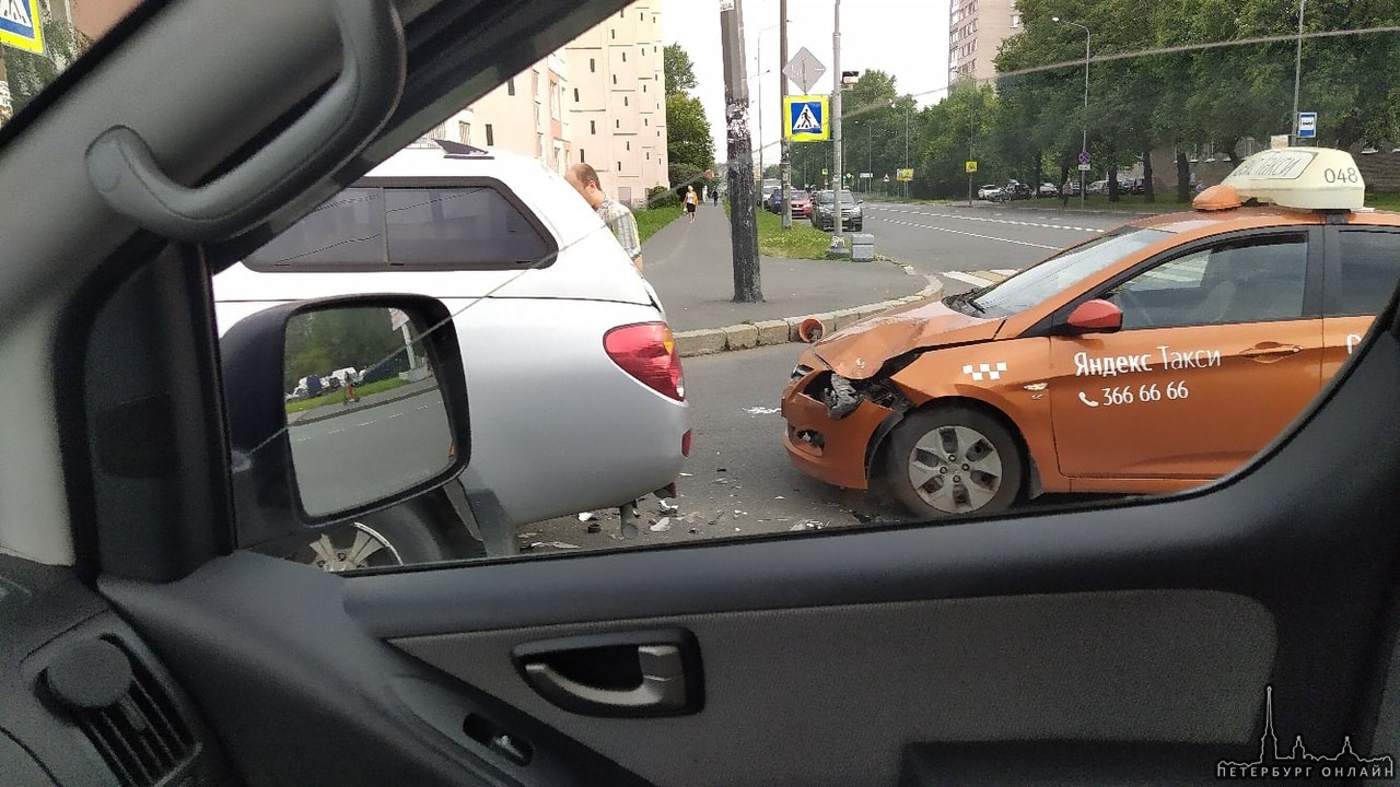 При повороте с улицы Бабушкина на улицу Шелгунова ЯндексТакси въехал в L200