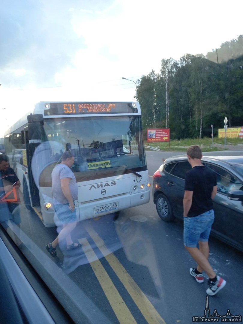 Автобус не поделил дорогу с легковушкой на выезде с кольцевой в Янино. Пассажирам придется продолжит...