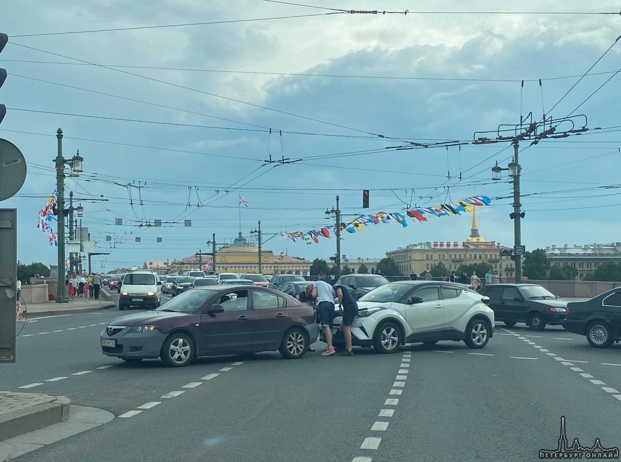 У Дворцового моста небольшое столкновение, которое спровоцирует серьезную пробку со всех сторон.