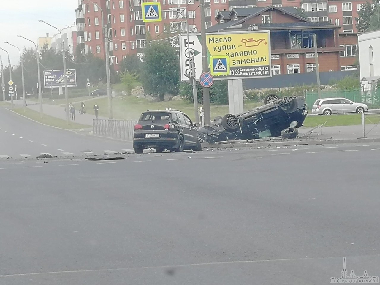 На перекрёстке Парашютной и Сизова машина вылетела на тротуар и перевернулась. Пострадавших нет.