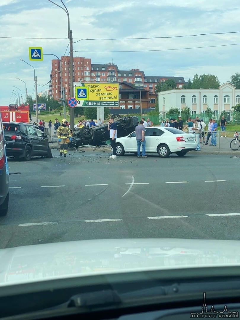 На перекрёстке Парашютной и Сизова машина вылетела на тротуар и перевернулась. Пострадавших нет.