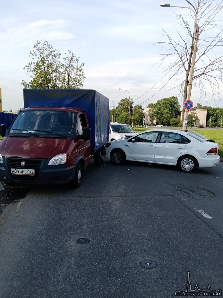 Поло протаранил Соболь на улице Грибакиных