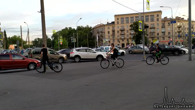 Из-за этих четырех красавцев все стоит у Ланского моста.