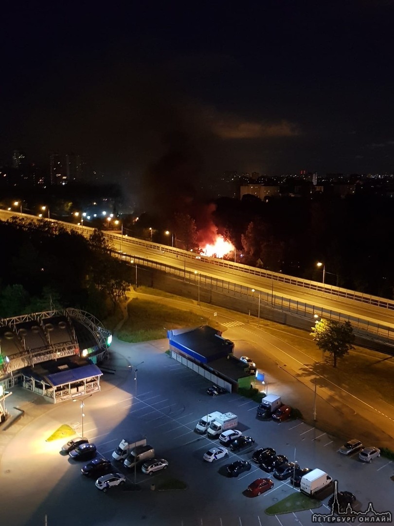 Пожар на Поклонногорской улице в Коломягах, перед ним был большой взрыв. Горит дом у путепровода.