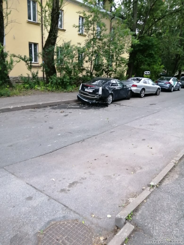 На улице Кибальчича кто то разложил каршеринг в стоявший Кадиллак. Запарковался и видимо свалил.
