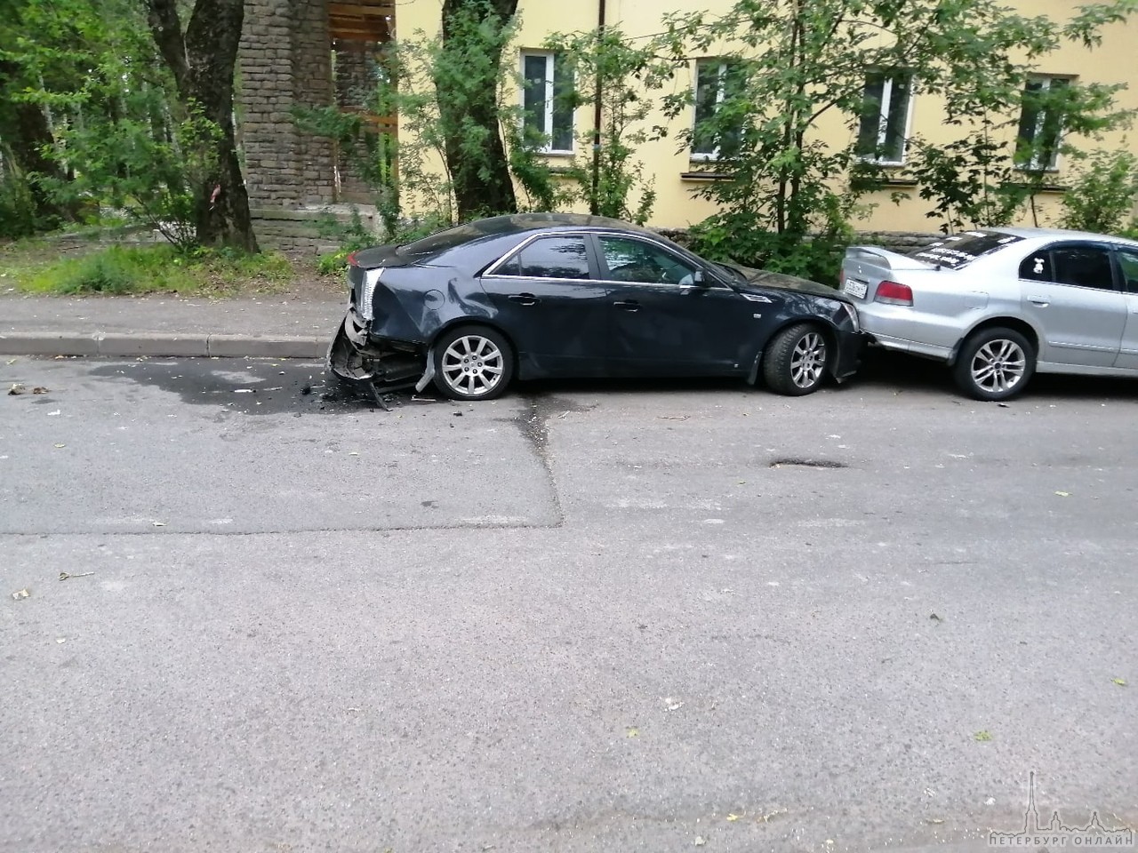 На улице Кибальчича кто то разложил каршеринг в стоявший Кадиллак. Запарковался и видимо свалил.