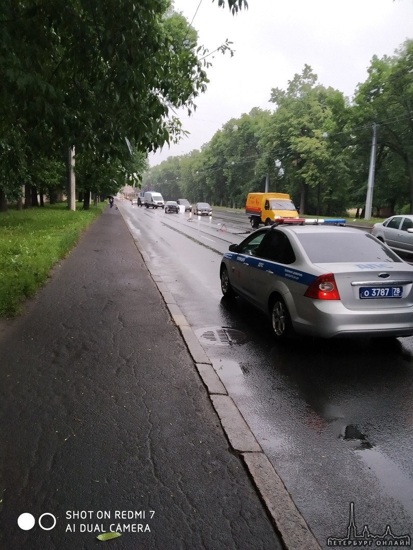 На проспекте Обуховской обороны около 11 часов произошла авария с участием машины такси ситимобил, и...