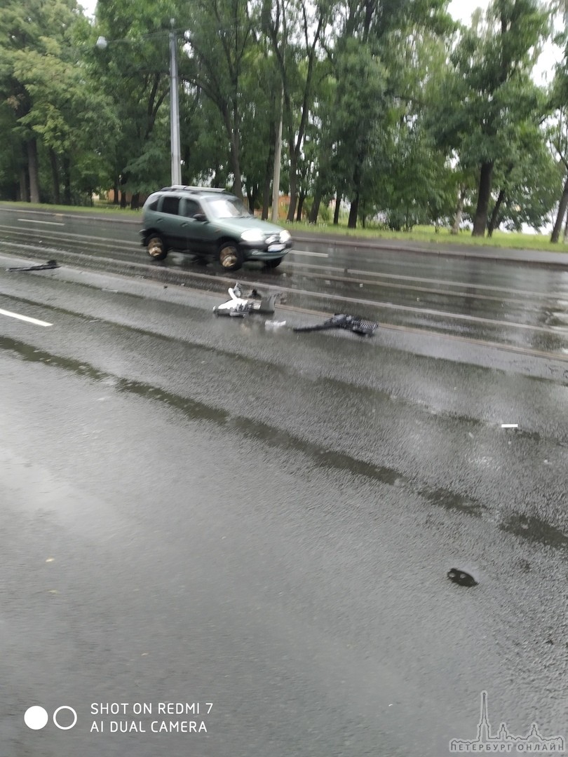 На проспекте Обуховской обороны около 11 часов произошла авария с участием машины такси ситимобил, и...