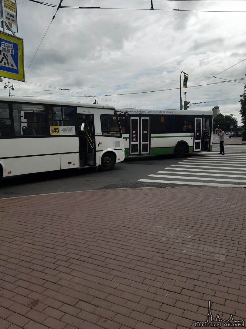 Повороте с Московского на Ленинский не поделили автобус и маршрутка, Их не объехать, поворот полнос...