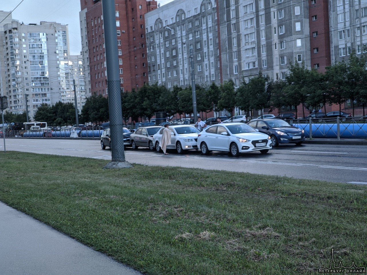 На Ленинском рядом с Котина врезались 4 машины