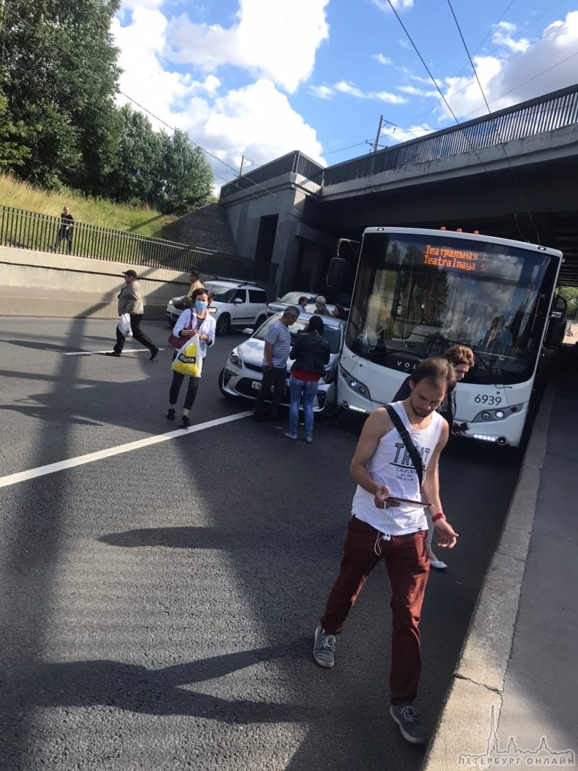 Водитель Рио решил объехать пробку на Косыгина по автобусной полосе и попал под автобус