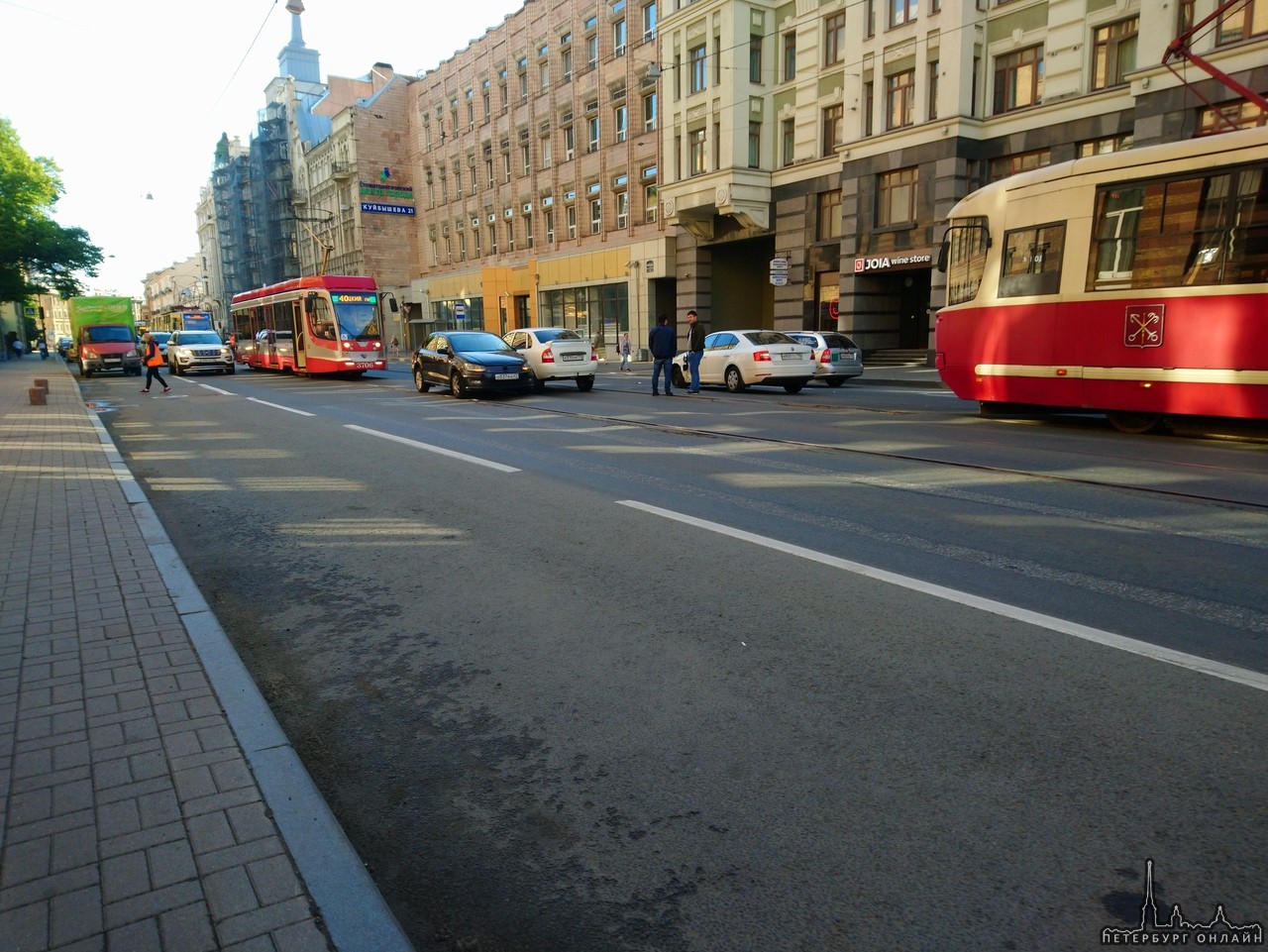 На Куйбышева 15 тройничок, собралась пробка из трамваев.