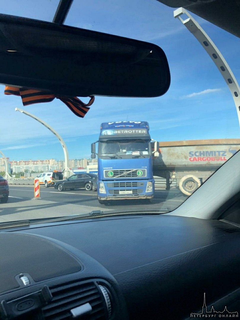 Развернуло грузовик на съезде ЗСД у Богатырского в сторону КАД-Север. По крайним двум правым полосам...